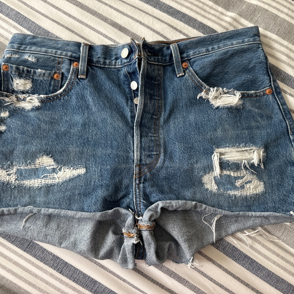 Levi’s denim women’s shorts ripped distressed size 31